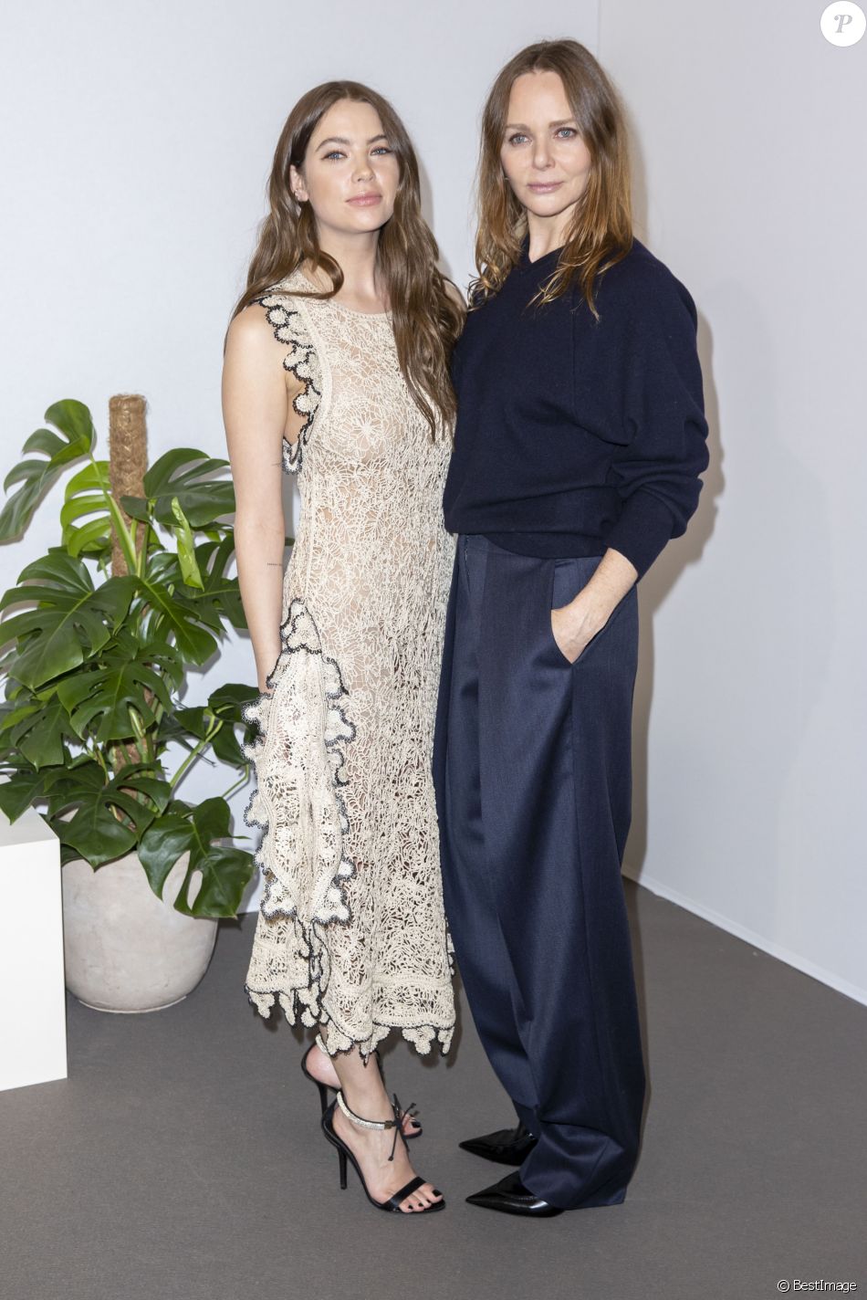 Ashley Benson et Stella McCartney assistent au défilé Stella McCartney