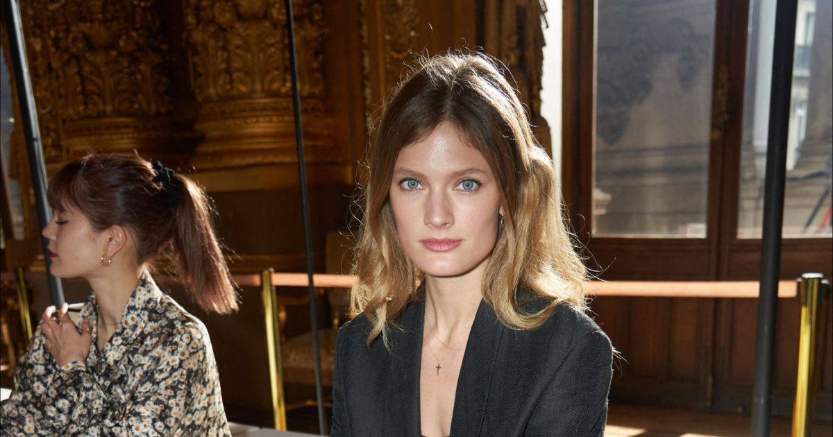 Constance Jablonski assiste au défilé Stella McCartney, collection