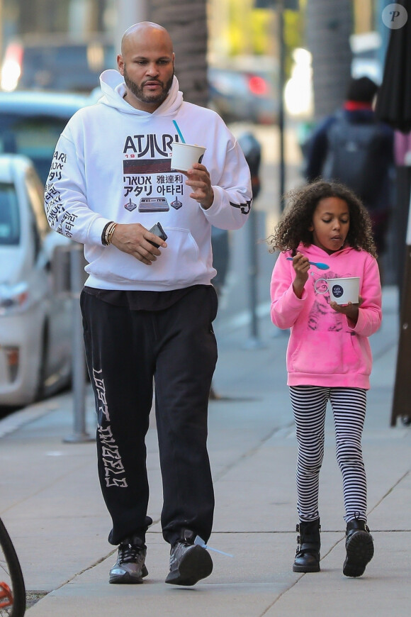 Exclusif - Stephen Belafonte est allé manger une glace avec sa fille Madison à Los Angeles, le 19 décembre 2019.