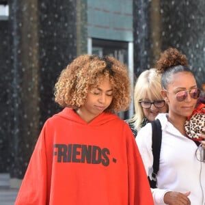 Phoenix Chi Gulzar, la fille de Mel B - Mel B (Melanie Brown) dans la rue avec sa mère et sa fille à Londres le 17 septembre 2019.