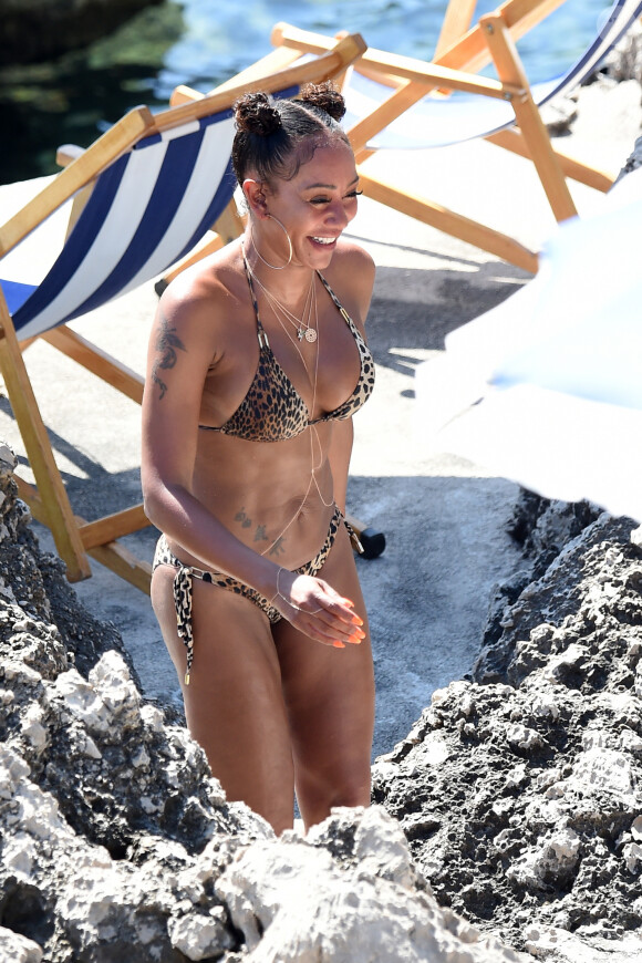 Exclusif - Mel B (Melanie Brown) se relaxe et se baigne après avoir déjeuné au restaurant La Fontelina le lendemain du mariage de Heidi Klum et son mari Tom Kaulitz à Capri, le 4 août 2019.