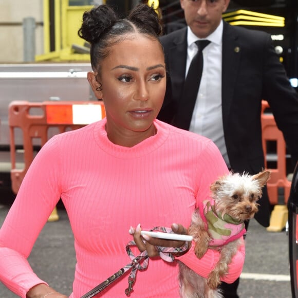 Mel B (Melanie Brown) arrive avec son petit chien dans les bras aux studios de "BBC Radio 2" à Londres, le 18 juillet 2019.