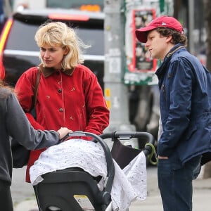 Exclusif - Jesse Eisenberg et sa compagne Anna Strout rencontrent Imogen Poots en promenant leur fils en poussette à New York, le 23 mai 2018.