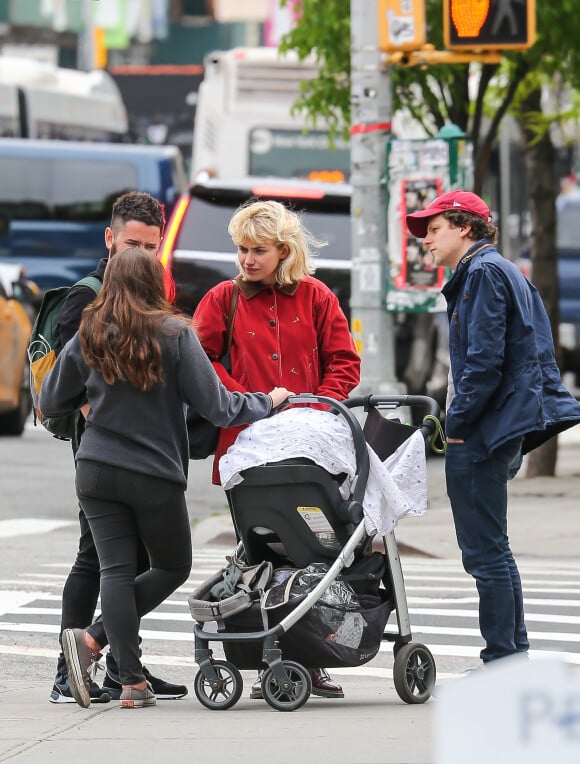 Exclusif - Jesse Eisenberg et sa compagne Anna Strout rencontrent Imogen Poots en promenant leur fils en poussette à New York, le 23 mai 2018.