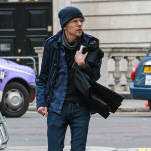 Jesse Eisenberg arrive au théâtre West End à Londres, le 2 juin où il joue avec Alfie Allen dans la pièce "Spoils" qu'il a écrite.