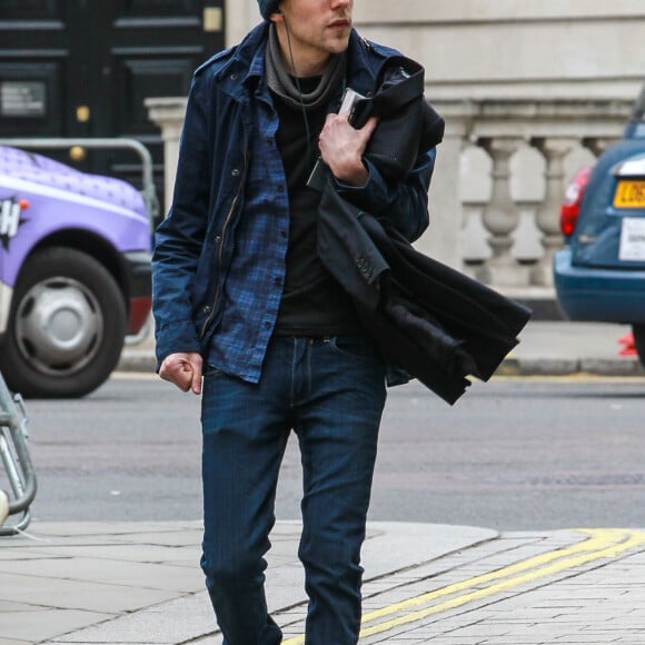 Jesse Eisenberg arrive au théâtre West End à Londres, le 2 juin où il joue avec Alfie Allen dans la pièce "Spoils" qu'il a écrite.