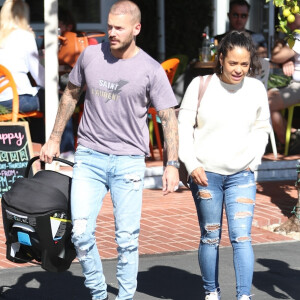 Matt Pokora et sa compagne Christina Milian se baladent avec leur fils Isaiah dans le quartier de West Hollywood à Los Angeles. La petite famille est allée déjeuner chez Fred Segal. Le 11 février 2020