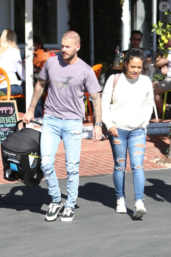 Matt Pokora et sa compagne Christina Milian se baladent avec leur fils Isaiah dans le quartier de West Hollywood à Los Angeles. La petite famille est allée déjeuner chez Fred Segal. Le 11 février 2020