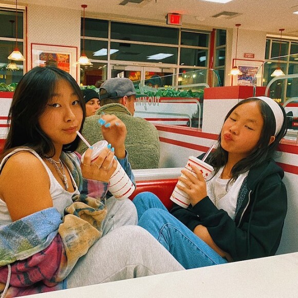 Jade et Joy Hallyday au fast food à Los Angeles, le 6 mars 2020.