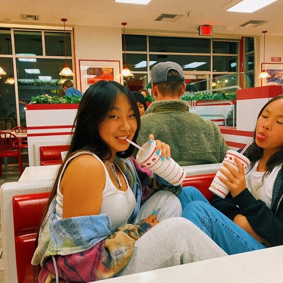 Jade et Joy Hallyday au fast food à Los Angeles, le 6 mars 2020.