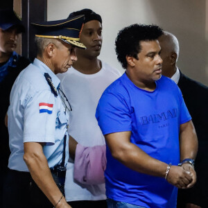 Ronaldinho et son frère devant la justice à Asuncion, Paraguay, le 7 mars 2020.