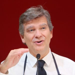 Arnaud Montebourg présente son miel au public pendant le salon Made in France à Paris le 8 novembre 2019. © Jonathan Rebboah/Panoramic/Bestimage