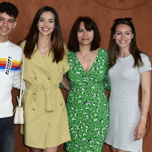 Marine Lorphelin (Miss France 2013) avec sa mère Sandrine, son père Philippe et sa soeur Lou-Anne au Village Roland Garros lors du tournoi de Roland-Garros 2019. Paris, le 26 mai 2019.