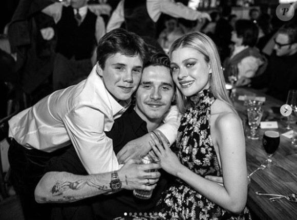 Brooklyn Beckham (au milieu) fête ses 21 ans avec son petit frère Cruz et sa petite amie Nicola Peltz, dans la maison des Beckham, aux Cotswolds, en Angleterre. Le 7 mars 2020.