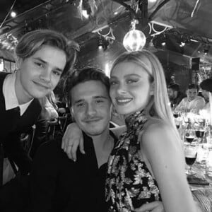 Brooklyn Beckham (au milieu) fête ses 21 ans avec son petit frère Romeo et sa petite amie Nicola Peltz, dans la maison des Beckham, aux Cotswolds, en Angleterre. Le 7 mars 2020.