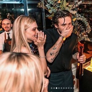 Brooklyn Beckham (au milieu) fête ses 21 ans avec sa petite amie Nicola Peltz, dans la maison des Beckham, aux Cotswolds, en Angleterre. Le 7 mars 2020.