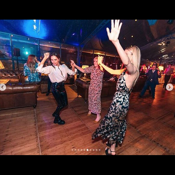 Victoria Beckham, sa mère Jackie Adams et Nicola Peltz assistent à la soirée d'anniversaire de Brooklyn Beckham (21 ans), dans la maison des Beckham, aux Cotswolds, en Angleterre. Le 7 mars 2020.