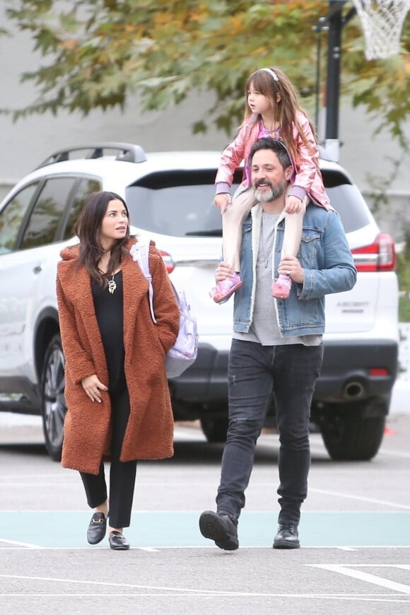 Exclusif - Jenna Dewan enceinte est allée chercher sa fille Everly à la sortie des classes en compagnie de son compagnon Steve Kazee à Los Angeles, le 3 décembre 2019.