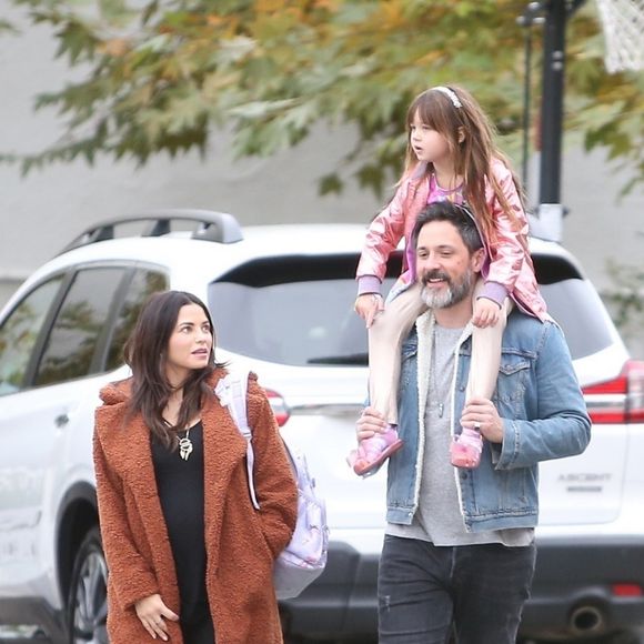 Exclusif - Jenna Dewan enceinte est allée chercher sa fille Everly à la sortie des classes en compagnie de son compagnon Steve Kazee à Los Angeles, le 3 décembre 2019.
