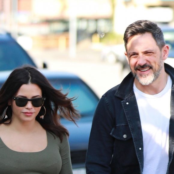 Jenna Dewan se balade avec son fiancé Steve Kazee dans les rues de Los Angeles, le 23 février 2020.