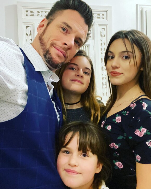Norbert Tarayre avec ses trois filles, sur Instagram, le 8 mars 2020