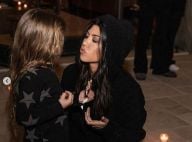 Kourtney Kardashian embrasse ses enfants sur la bouche et assume !