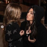 Kourtney Kardashian embrasse ses enfants sur la bouche et assume !