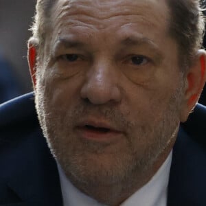 Le producteur Harvey Weinstein arrive à la Cour suprême de l'État de New York pour son procès pour agression sexuelle à New York City, New York, États-Unis, le 24 février 2020.