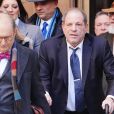 Harvey Weinstein, en déambulateur, quitte le tribunal de New York, alors que les délibérations continuent. Le 21 février 2020