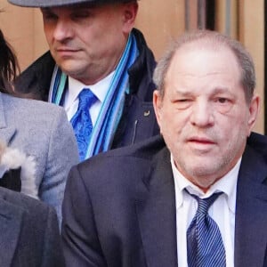 Harvey Weinstein, en déambulateur, quitte le tribunal de New York, alors que les délibérations continuent. Le 21 février 2020