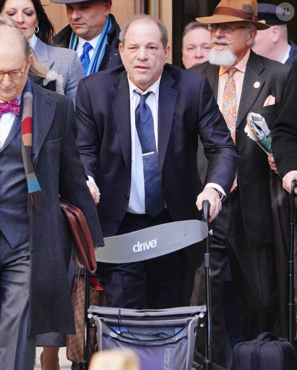 Harvey Weinstein, en déambulateur, quitte le tribunal de New York, alors que les délibérations continuent. Le 21 février 2020