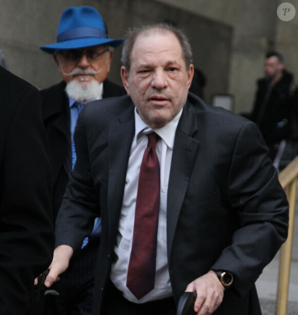 Harvey Weinstein quitte le tribunal après la fin de la troisième journée de délibérations à New York. L'ancien producteur de cinéma risque la prison à vie si le jury composé de sept hommes et cinq femmes le condamne à New York. Le 20 février 2020  The Jury has been going 3 days in the Harvey Weinstein trial with no Verdict. Harvey leaves the court seeming worn out, tired and with bags under his eyes. He walks with his entourage of lawyers and friends. 20th february 202020/02/2020 - New York