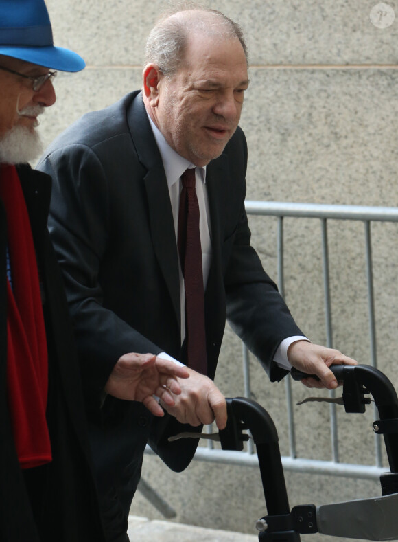 Harvey Weinstein arrive en déambulateur au tribunal de New York, pour entendre les délibérations du jury. Le 20 février 2020