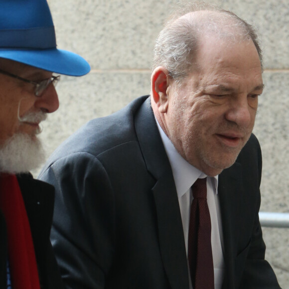 Harvey Weinstein arrive en déambulateur au tribunal de New York, pour entendre les délibérations du jury. Le 20 février 2020