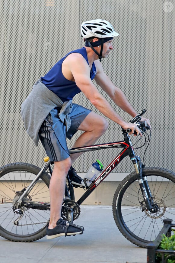 Exclusif - Hugh Jackman se balade avec son nouveau vélo à New York, le 19 septembre 2019.