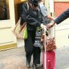 Bella Hadid se couvre le visage à l'aide d'une écharpe à la sortie de son domicile à New York. Le 12 mars 2020.