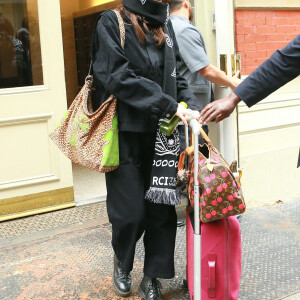 Bella Hadid se couvre le visage à l'aide d'une écharpe à la sortie de son domicile à New York. Le 12 mars 2020.