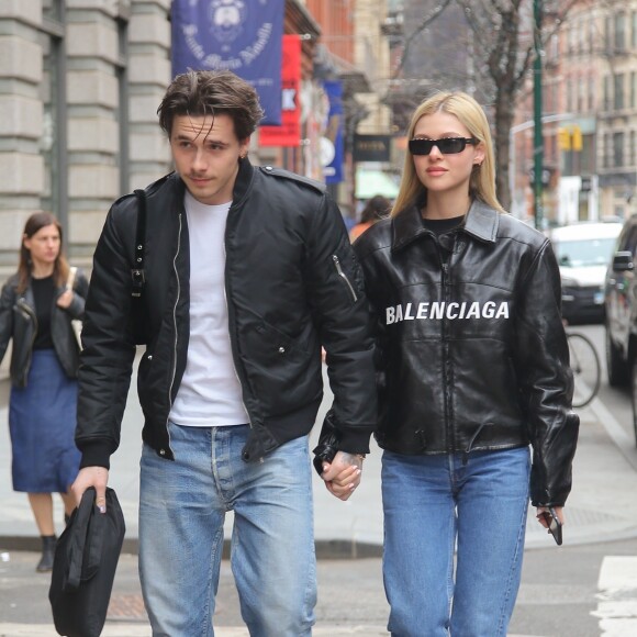 Brooklyn Beckham et sa petite amie Nicola Peltz, tous deux habillés de vestes noires et de jeans bleus, se baladent main dans la main à New York. Le 11 mars 2020.