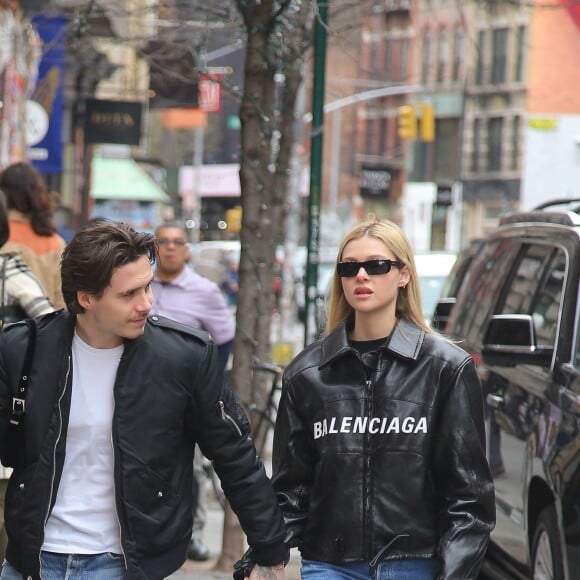 Brooklyn Beckham et sa petite amie Nicola Peltz, tous deux habillés de vestes noires et de jeans bleus, se baladent main dans la main à New York. Le 11 mars 2020.