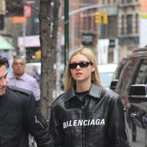 Brooklyn Beckham et sa petite amie Nicola Peltz, tous deux habillés de vestes noires et de jeans bleus, se baladent main dans la main à New York. Le 11 mars 2020.