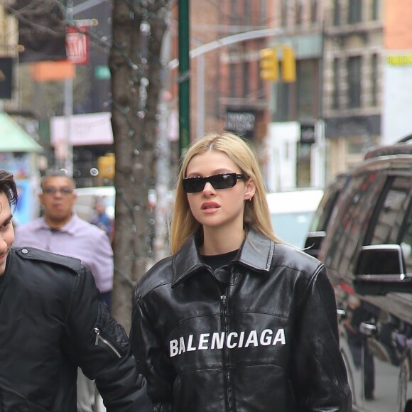 Brooklyn Beckham et sa petite amie Nicola Peltz, tous deux habillés de vestes noires et de jeans bleus, se baladent main dans la main à New York. Le 11 mars 2020.