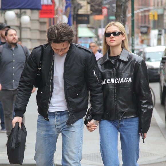 Brooklyn Beckham et sa petite amie Nicola Peltz, tous deux habillés de vestes noires et de jeans bleus, se baladent main dans la main à New York. Le 11 mars 2020.