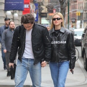 Brooklyn Beckham et sa petite amie Nicola Peltz, tous deux habillés de vestes noires et de jeans bleus, se baladent main dans la main à New York. Le 11 mars 2020.