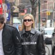 Brooklyn Beckham et sa petite amie Nicola Peltz, tous deux habillés de vestes noires et de jeans bleus, se baladent main dans la main à New York. Le 11 mars 2020.