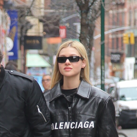 Brooklyn Beckham et sa petite amie Nicola Peltz, tous deux habillés de vestes noires et de jeans bleus, se baladent main dans la main à New York. Le 11 mars 2020.