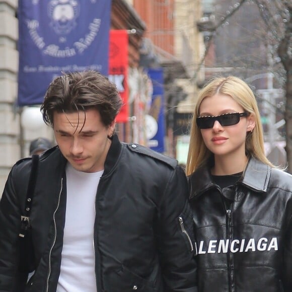 Brooklyn Beckham et sa petite amie Nicola Peltz, tous deux habillés de vestes noires et de jeans bleus, se baladent main dans la main à New York. Le 11 mars 2020.