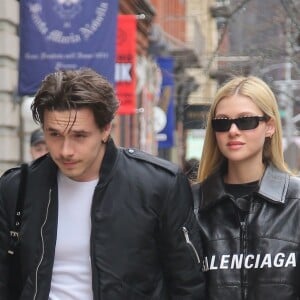 Brooklyn Beckham et sa petite amie Nicola Peltz, tous deux habillés de vestes noires et de jeans bleus, se baladent main dans la main à New York. Le 11 mars 2020.