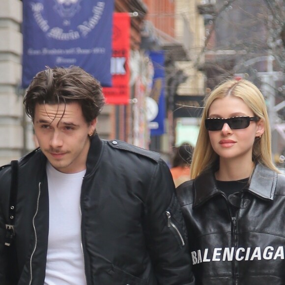 Brooklyn Beckham et sa petite amie Nicola Peltz, tous deux habillés de vestes noires et de jeans bleus, se baladent main dans la main à New York. Le 11 mars 2020.