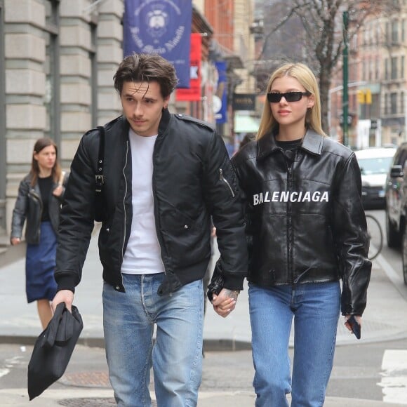 Brooklyn Beckham et sa petite amie Nicola Peltz, tous deux habillés de vestes noires et de jeans bleus, se baladent main dans la main à New York. Le 11 mars 2020.