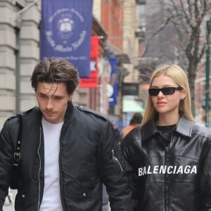 Brooklyn Beckham et sa petite amie Nicola Peltz, tous deux habillés de vestes noires et de jeans bleus, se baladent main dans la main à New York. Le 11 mars 2020.